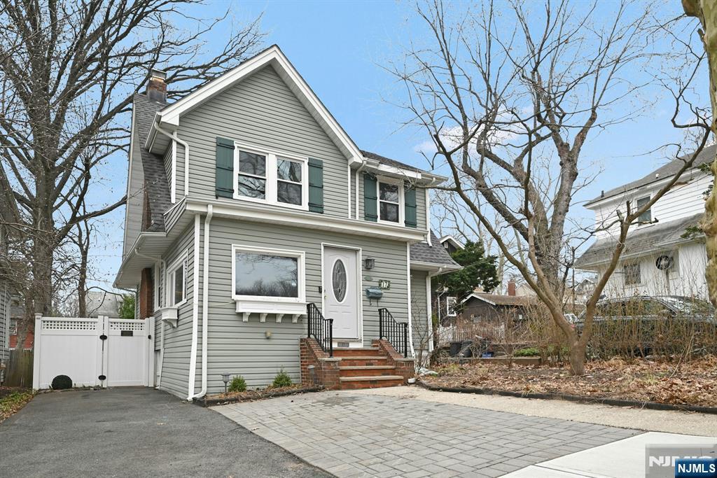 Property for Sale at 17 Cottage Place, Leonia, New Jersey - Bedrooms: 3 
Bathrooms: 2 
Rooms: 6  - $698,000
