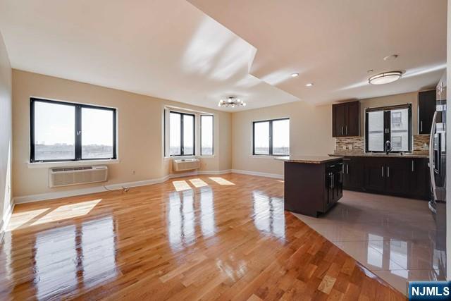 29 1st 502, Hackensack, New Jersey - 2 Bedrooms  
2 Bathrooms  
5 Rooms - 