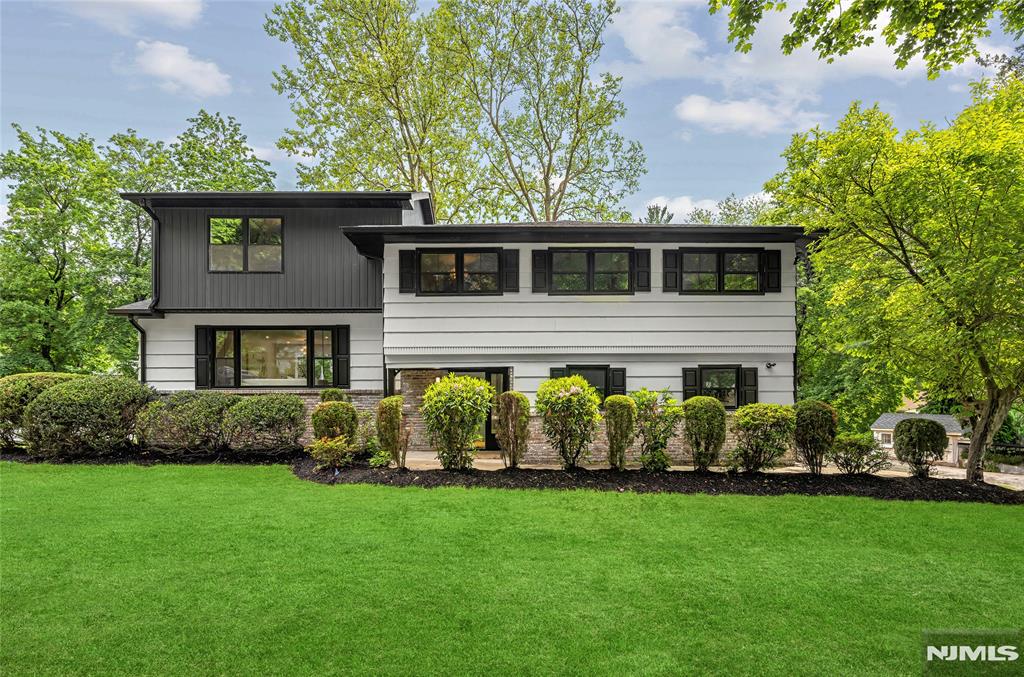 Property for Sale at 9 Stonehedge Lane, Morris Twp, New Jersey - Bedrooms: 5 
Bathrooms: 5 
Rooms: 12  - $1,393,000