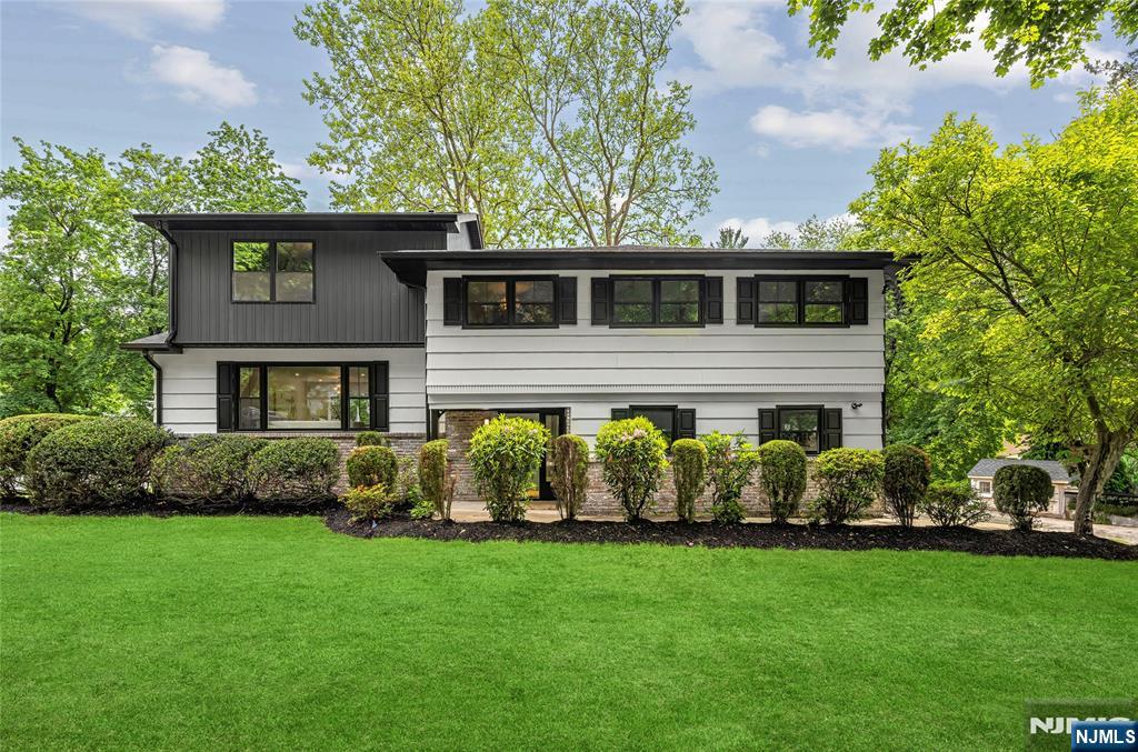 Property for Sale at 9 Stonehedge Lane, Morris Twp, New Jersey - Bedrooms: 5 
Bathrooms: 5 
Rooms: 12  - $1,393,000