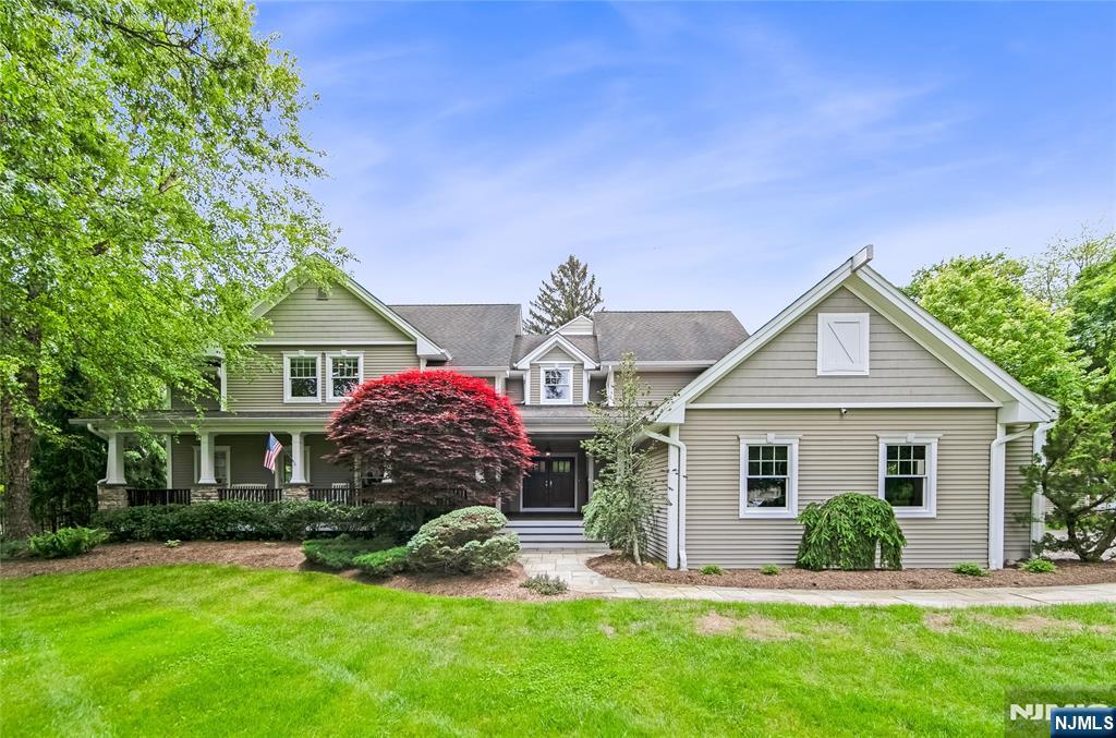 345 Steinhauser Lane, Wyckoff, New Jersey - 5 Bedrooms  
3 Bathrooms  
10 Rooms - 