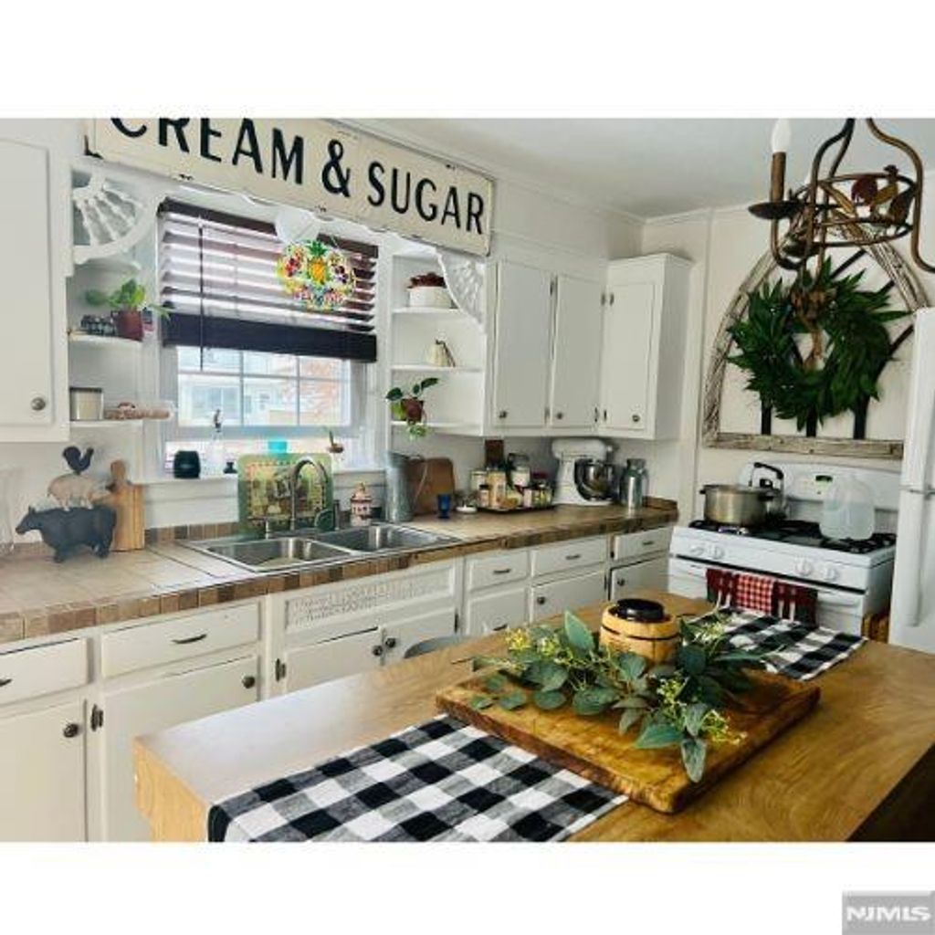 Photo of 15 Onyx Terrace, North Haledon, NJ 07508 (MLS # 25042489)