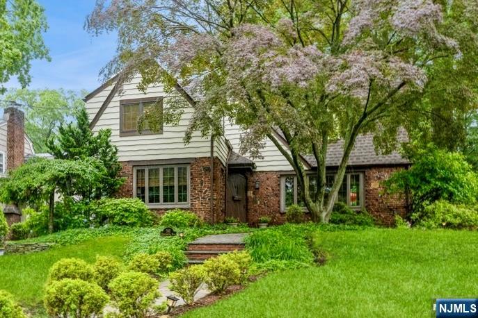 Property for Sale at 261 Kenilworth Road, Ridgewood, New Jersey - Bedrooms: 3 
Bathrooms: 3 
Rooms: 7  - $939,000