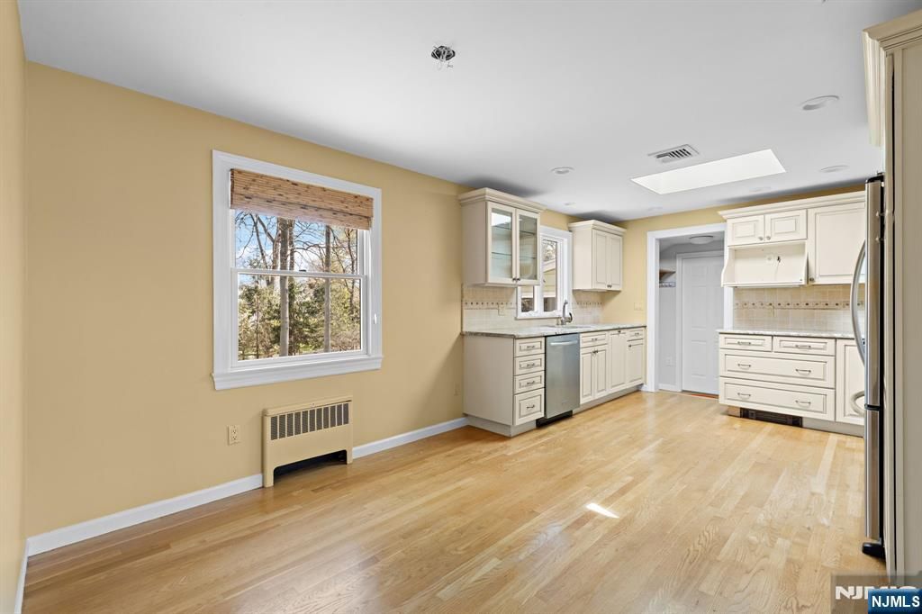 Photo of 306 Sunset Boulevard, Wyckoff, NJ 07481 (MLS # 26012731)