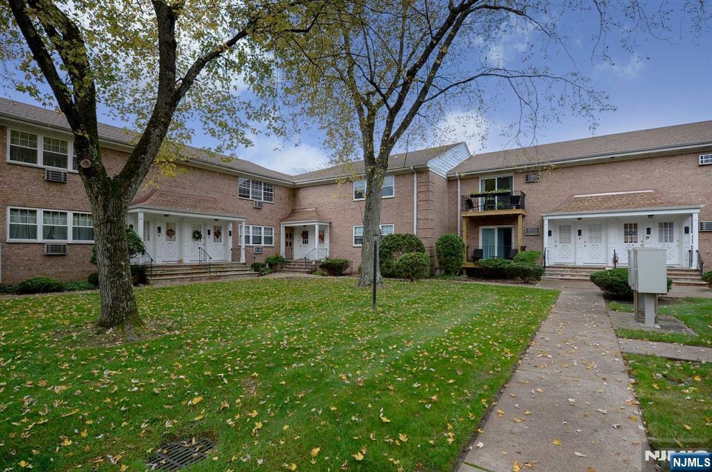 Rental Property at 636 Godwin 7B, Midland Park, New Jersey - Bedrooms: 1 
Bathrooms: 1 
Rooms: 4  - $2,075 MO.