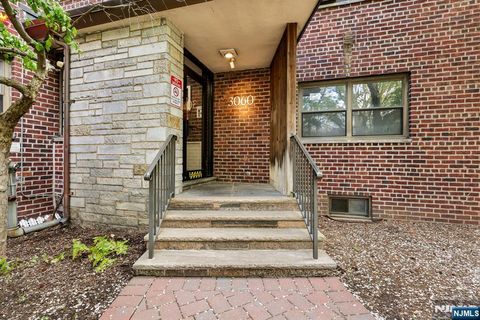 Photo of 3060 Edwin Ave #3D, Fort Lee, NJ 07024 (MLS # 26014827)