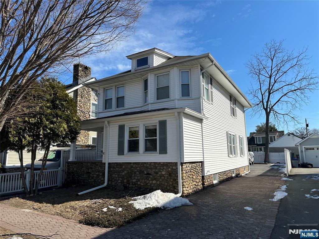 254 Everett Ave 1, Wyckoff, New Jersey - 2 Bedrooms  
1 Bathrooms  
5 Rooms - 