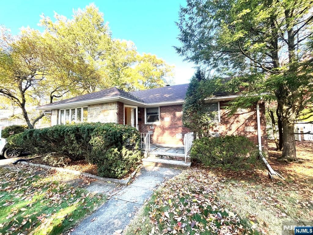 Photo of 14 Oaklynn Place, Glen Rock, NJ 07452 (MLS # 25039099)