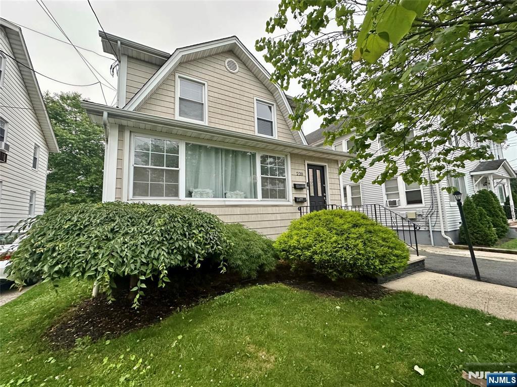 Rental Property at 220 Irving Pl 2, Lyndhurst, New Jersey - Bedrooms: 2 
Bathrooms: 1 
Rooms: 5  - $2,400 MO.