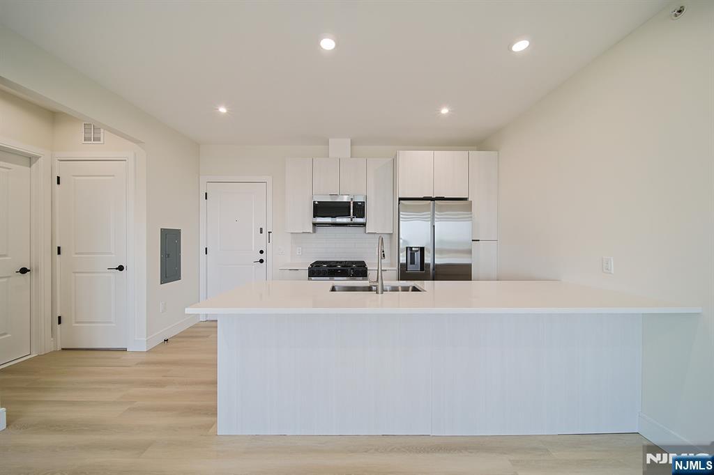 401 Central Blvd 4B, Palisades Park, New Jersey - 2 Bedrooms  
2 Bathrooms  
3 Rooms - 
