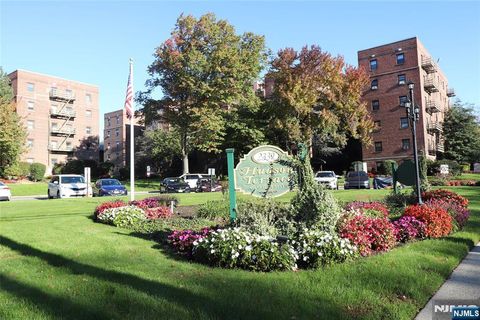 Photo of 2335 Hudson Ter #E6, Fort Lee, NJ 07024 (MLS # 25038432)