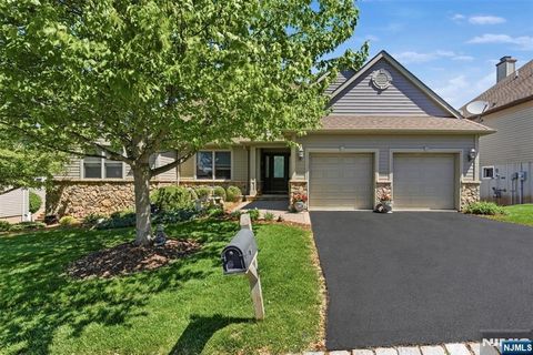 Photo of 14 Wentworth Court, Hamburg, NJ 07419 (MLS # 26018768)