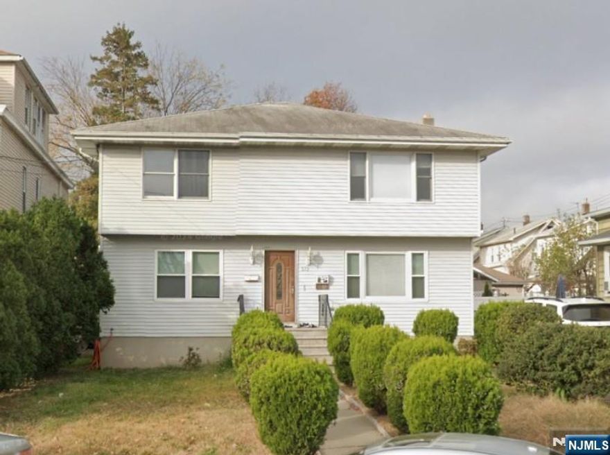 Recently painted ,all hardwood floors, 2 bedrooms with big closets. 1 renovated full bathroom, Large big livingroom. Big Kitchen. Big windows that gets all sun light Big eat-in Kitchen Second Fl apartment with Laundry and Washer and drier included .Separate Utilities. .Great location with walking distance to bus and train transportation to NYC ! 1 min walk offers many convenient stores, restaurants please call LA for appointment. Alice Tursun