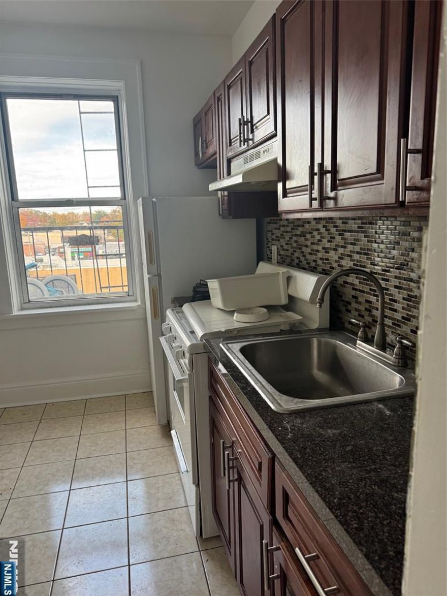 Great one Bedroom >very bright unit with lots of windows no pets 4th Floor walk up no elevator Shiny hardwood floors