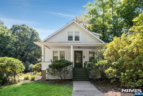 Photo of 32 Mulder Lane, Midland Park, NJ 07432 (MLS # 26038267)