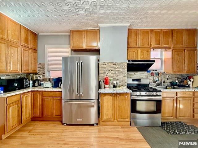 Main image without alt text