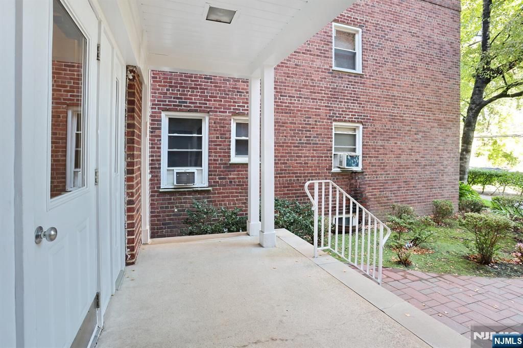 Photo of 326 N Bridge Plaza #5D, Fort Lee, NJ 07024 (MLS # 25036602)