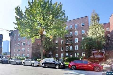 Photo of 326 N Bridge Plaza #5D, Fort Lee, NJ 07024 (MLS # 25036602)