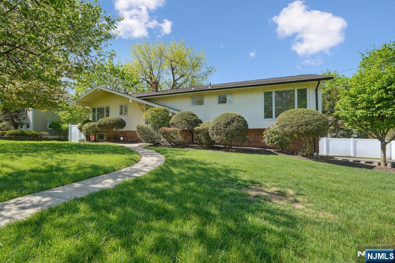 66 N Virginia Ct, Englewood Cliffs, New Jersey - 5 Bedrooms  
3 Bathrooms  
12 Rooms - 