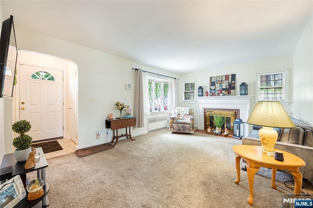81 W Gouverneur Avenue