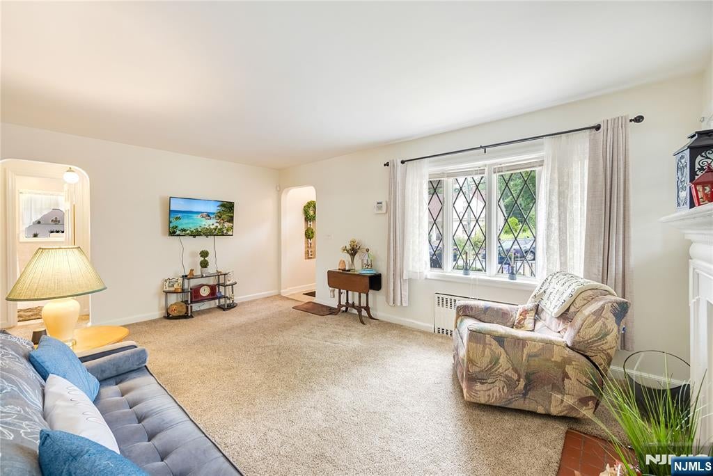 81 W Gouverneur Avenue