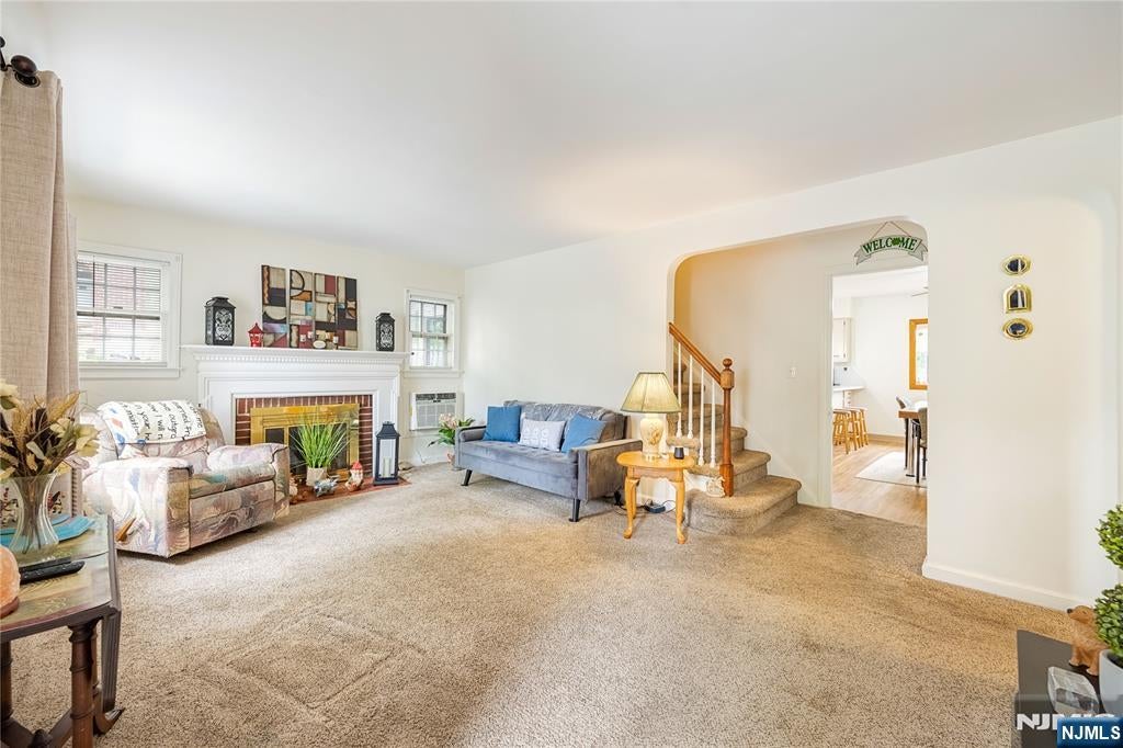 81 W Gouverneur Avenue