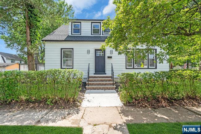 Property for Sale at 132 Garfield Pl, Maplewood, New Jersey - Bedrooms: 5 
Bathrooms: 3 
Rooms: 8  - $729,000