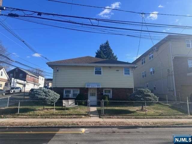 88 Gaston Ave 1st, Garfield, New Jersey - 2 Bedrooms  
1 Bathrooms  
4 Rooms - 