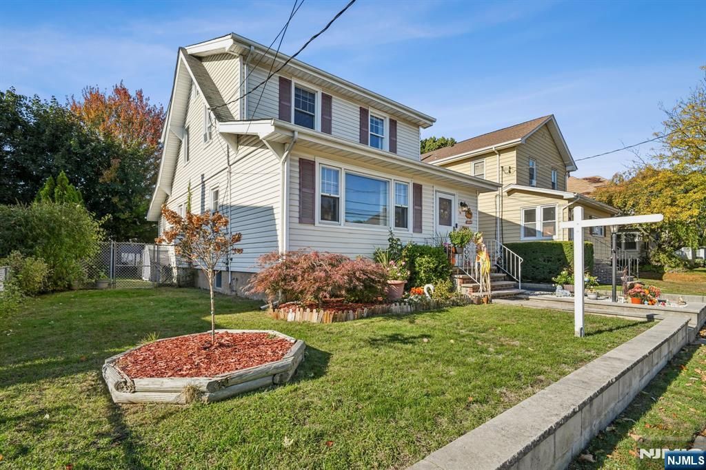 Photo of 31 Chestnut Street, Rochelle Park, NJ 07662 (MLS # 25037382)