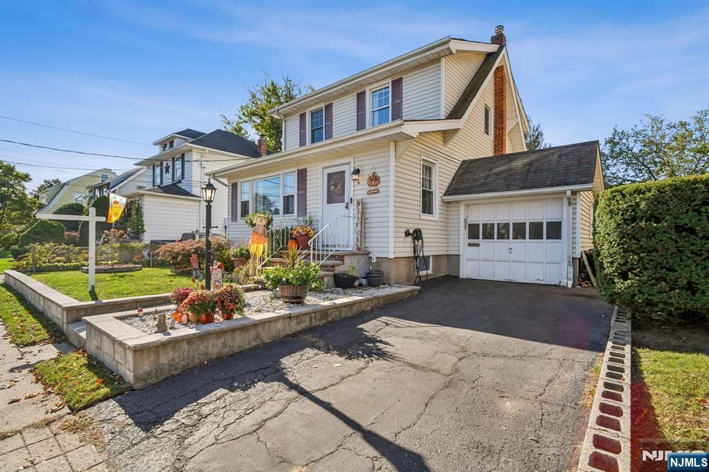 Photo of 31 Chestnut Street, Rochelle Park, NJ 07662 (MLS # 25037382)
