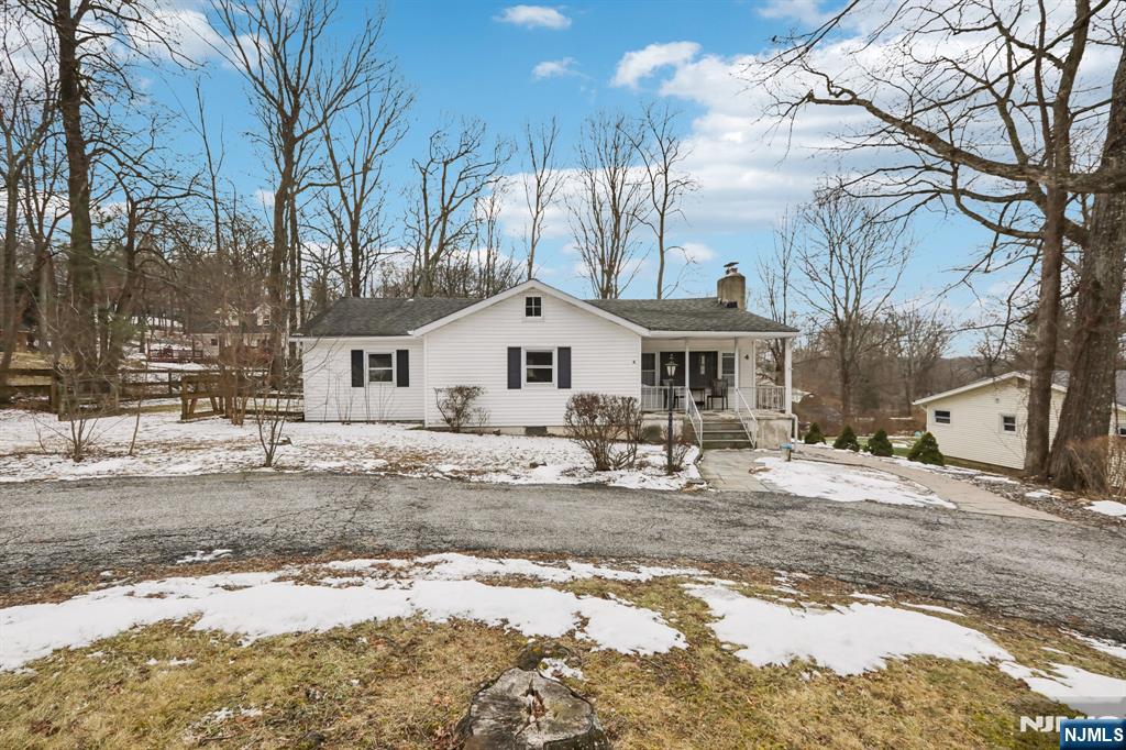 4 Fawn Lake Road, Hardyston, New Jersey - 3 Bedrooms  
1 Bathrooms  
5 Rooms - 