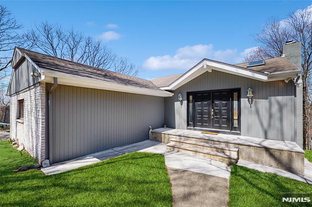 621 Mountain Road, Kinnelon Borough, New Jersey - 3 Bedrooms  
3 Bathrooms  
9 Rooms - 