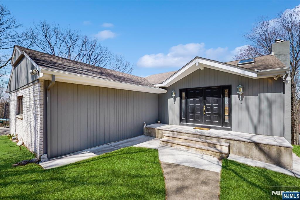 Property for Sale at 621 Mountain Road, Kinnelon Borough, New Jersey - Bedrooms: 3 
Bathrooms: 3 
Rooms: 9  - $699,000