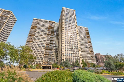 Photo of 200 Winston Drive #L18, Cliffside Park, NJ 07010 (MLS # 26028044)
