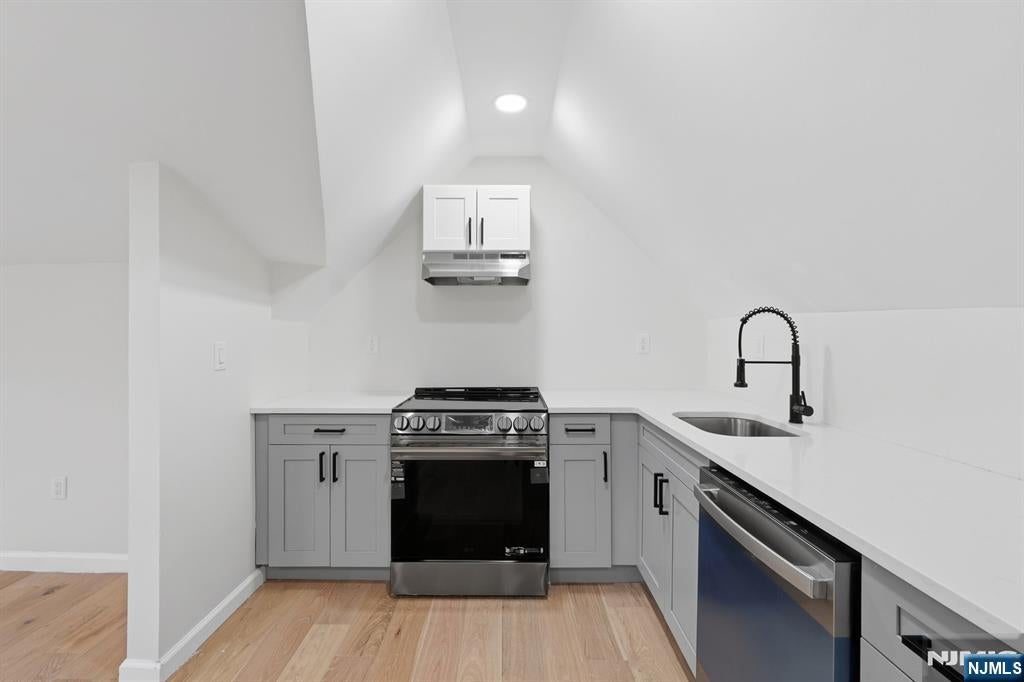 82 Grove Street 4