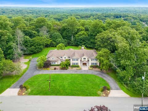 Photo of 68 Eagle Rim Road, Upper Saddle River, NJ 07458 (MLS # 26030287)