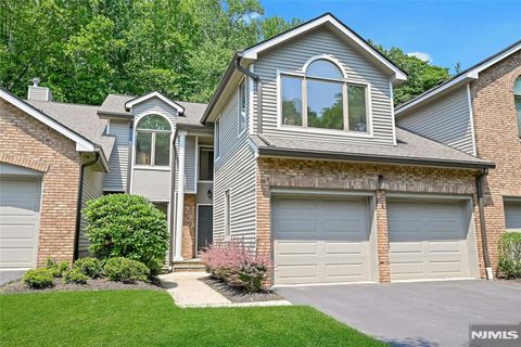 Photo of 91 Lakeview Drive, Old Tappan, NJ 07675 (MLS # 26024380)