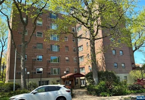 Photo of 2345 Linwood Avenue #1A, Fort Lee, NJ 07024 (MLS # 26018037)