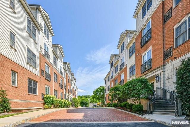 3307 The Plaza 3307