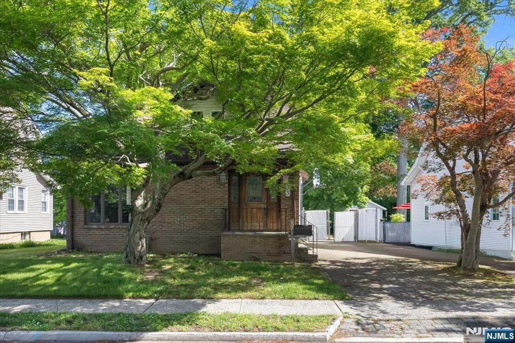 Photo of 35 Lindley Avenue, Tenafly, NJ 07670 (MLS # 26019348)