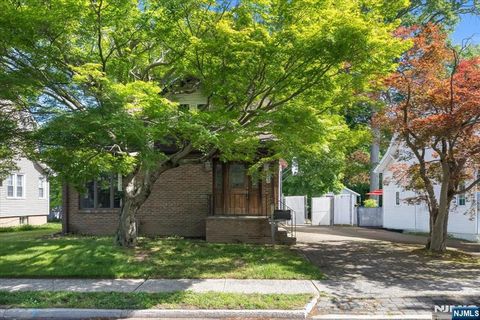 Photo of 35 Lindley Avenue, Tenafly, NJ 07670 (MLS # 26019348)