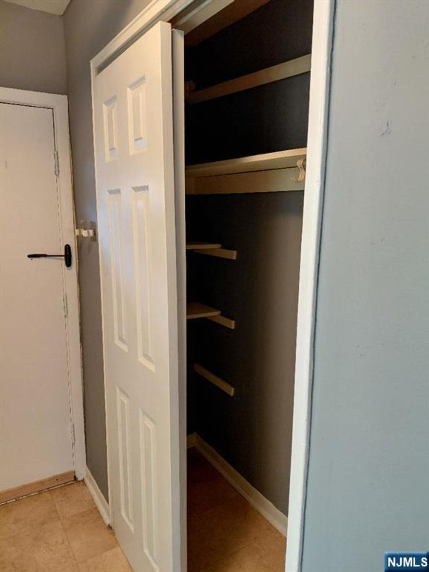 Nice cozy ground floor studio available in Lodi. Heat and hot water is supplied by Landlord for this ground floor apartment. The Landlord is giving a free month rent on a 13 month lease. 1 outdoor parking spot included.