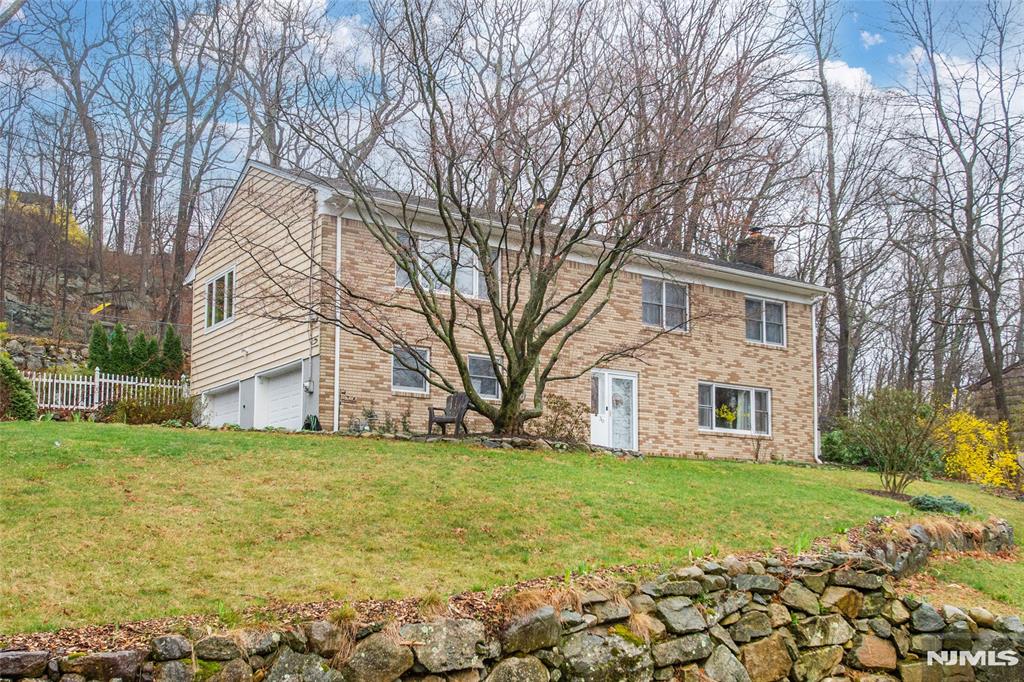 30 Serpentine Road, Ringwood, New Jersey - 4 Bedrooms  
3 Bathrooms  
9 Rooms - 