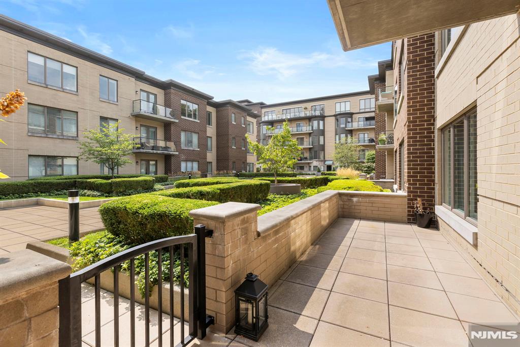 250 Henley Place 206