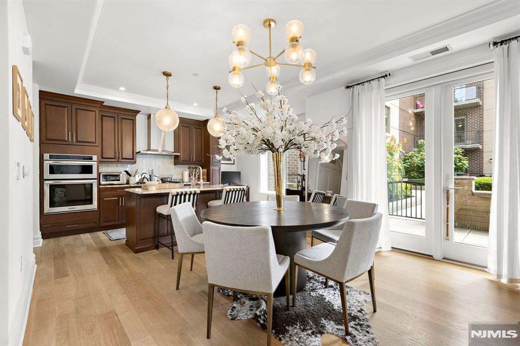 250 Henley Place 206