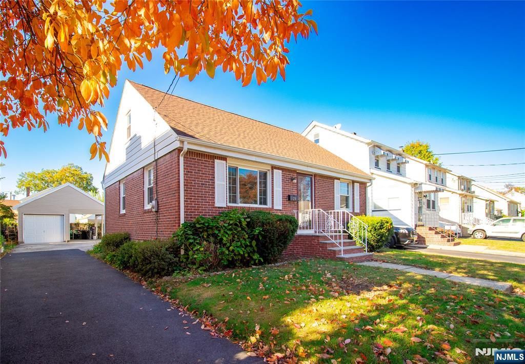 Photo of 29 Colling Avenue, Rochelle Park, NJ 07662 (MLS # 25037714)