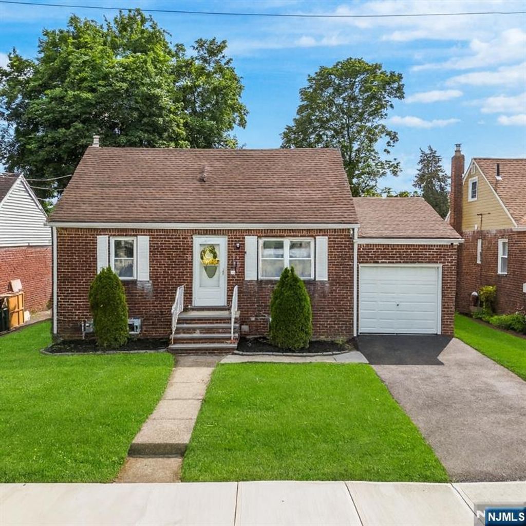 Photo of 15 Carrelton Drive, Paterson, NJ 07522 (MLS # 25037953)
