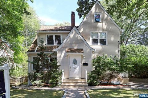 Photo of 39 Park Ave, Cresskill, NJ 07626 (MLS # 25019034)