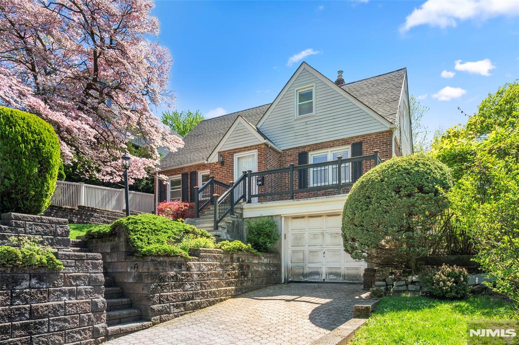 Property for Sale at 416 Fort Lee Road, Leonia, New Jersey - Bedrooms: 3 
Bathrooms: 2 
Rooms: 6  - $725,000