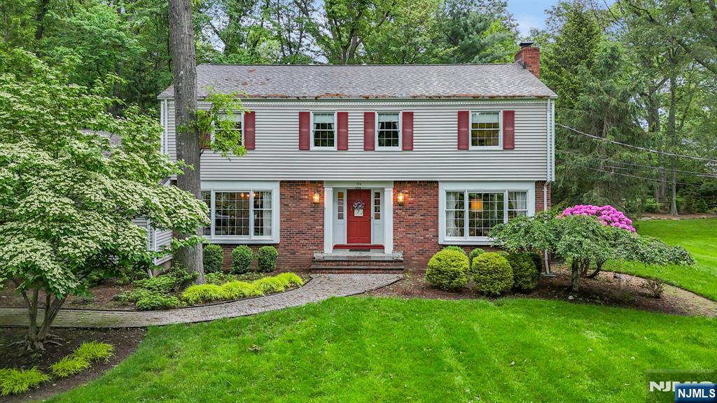 336 Lakeview Drive, Wyckoff, New Jersey - 4 Bedrooms  
3 Bathrooms  
8 Rooms - 